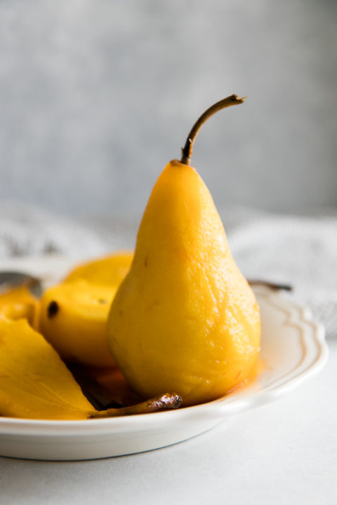 Saffron Poached Pears ⋆ Simple Poached Bosc Pears with Saffron!