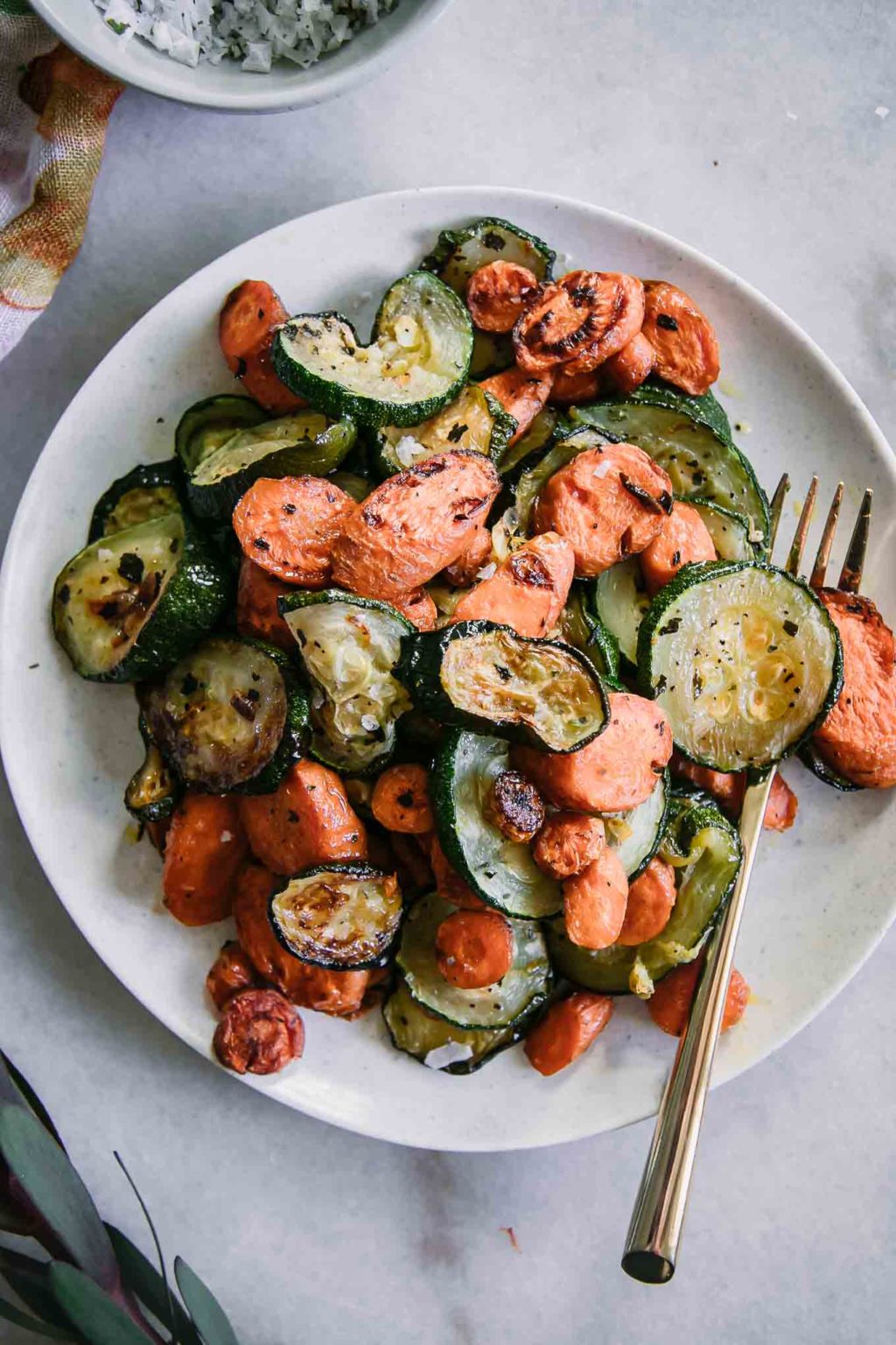 Garlic Roasted Carrots and Zucchini ⋆ Only 5 Ingredients and 40 Minutes!