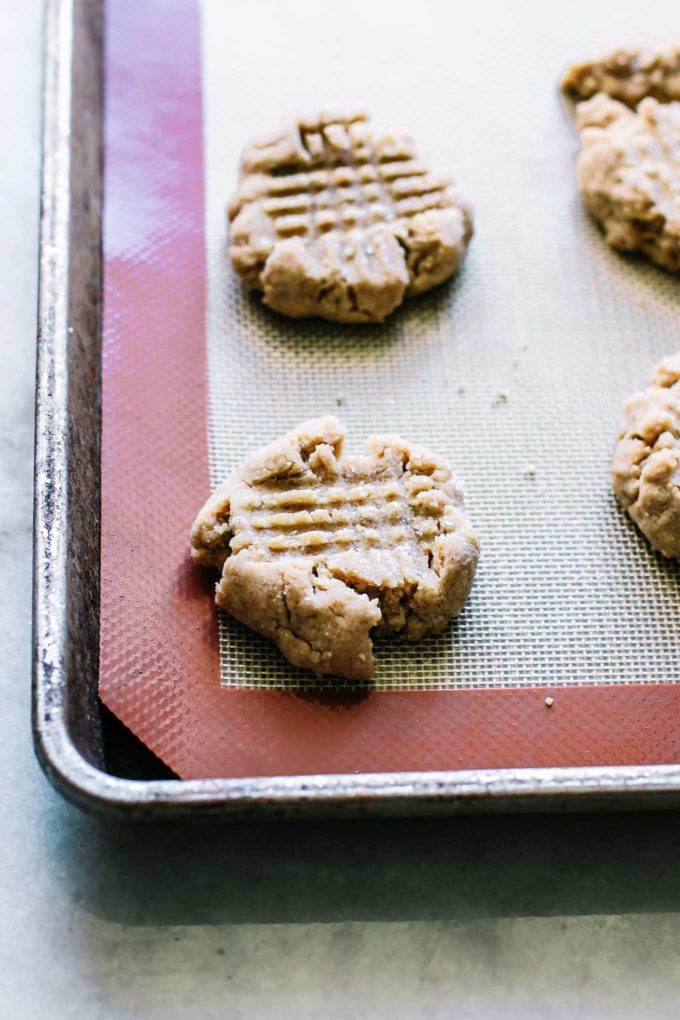 How Silicone Baking Mats Are Ruining Your Cookies  Parchment paper cookies,  Baking, Silicone baking