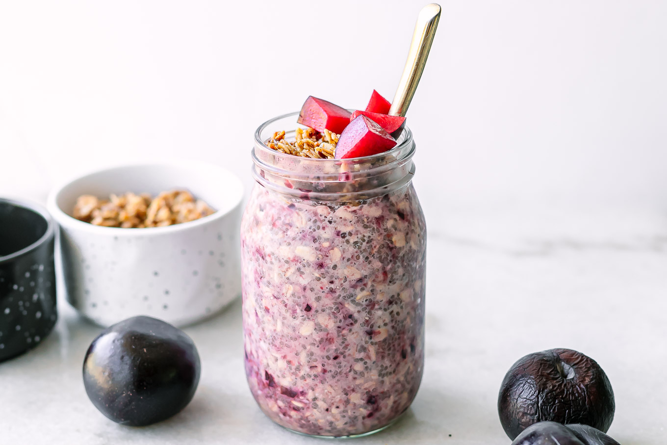Plum Overnight Oats ⋆ Easy Chilled Overnight Oats with Plums!